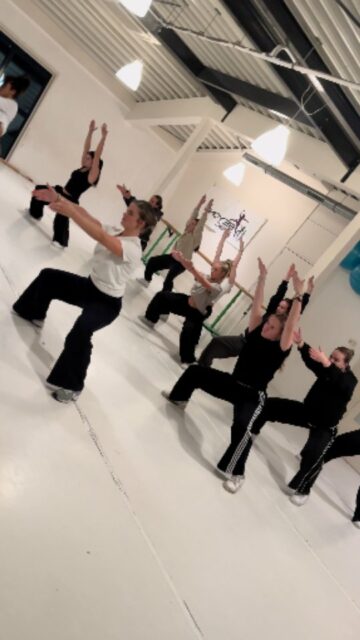 ProjectII working hard ☆
Choreography by @sanne.enya
#projectII #hiphop #hiphopdance #dancefamily #dancerslife #passievoordans💜 #beyondbasic #competitionteam #team #competitiondancers #hiphopdancer