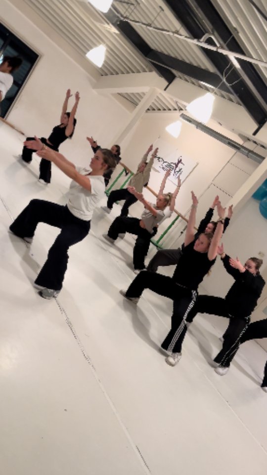 ProjectII working hard ☆
Choreography by @sanne.enya
#projectII #hiphop #hiphopdance #dancefamily #dancerslife #passievoordans💜 #beyondbasic #competitionteam #team #competitiondancers #hiphopdancer
