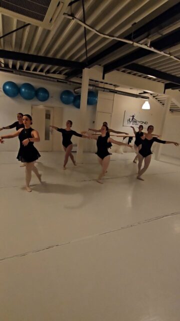 Klassiek ballet int/adv Adults working on centre tendu ☆
#klassiekballet #adultdancers #adultdanceclasses #ballerina #balletdancers #passievoordans💜 #beyondbasic #classicalballet