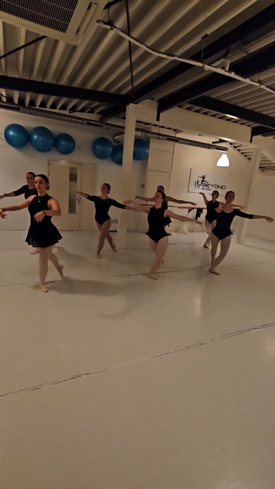 Klassiek ballet int/adv Adults working on centre tendu ☆
#klassiekballet #adultdancers #adultdanceclasses #ballerina #balletdancers #passievoordans💜 #beyondbasic #classicalballet