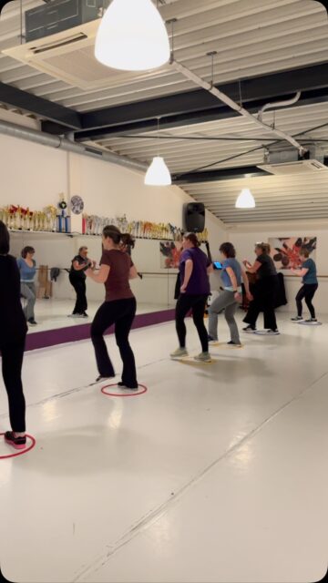 De dames van de dancefit les zijn aan het werken aan hun bounce. Wil jij ook een uurtje lekker bewegen? Meld je dan aan voor een gratis proefles ! #move #beyondbasic #passievoordans💜 #fun #dans