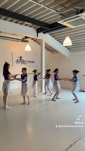 Wat zijn we blij met onze kostuums voor de voorstelling ☆
#passievoordans💜 #beyondbasic #ballerina #dancerlife #ballet #dancefamily #klassiekballet