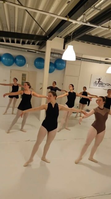 Classical ballet centre tendu
Ballet class by @dance_teacher_ils
#classicalballet #klassiekballet #beyondbasic #passievoordans💜 #dancefamily #adultdanceclasses #adultdancer #dancers #ballerina #ballet