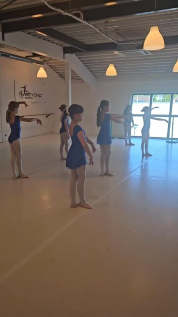 Klassiek Ballet centre tendu
Werken aan optrekken en uitdraai
#klassiekballet #beyondbasic #dancerlife #ballerina #passievoordans💜 #dancefamily