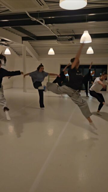 Modern Adults
Working a cross the floor
#beyondbasic #adultdanceclasses #moderndance #passievoordans💜 #dancerlife #dancefamily