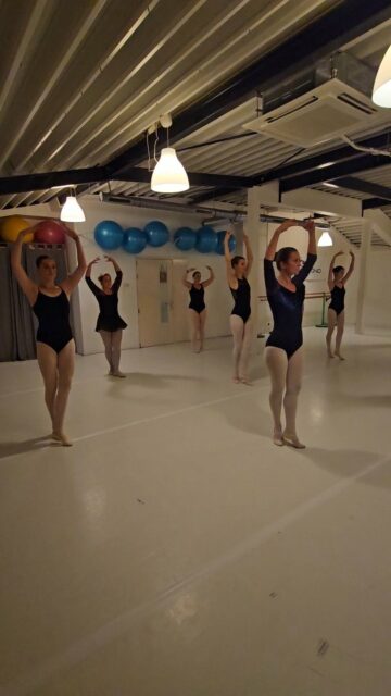 Klassiek ballet ☆
#ballerina #ballet #passievoordans💜 #beyondbasic #dancefamily #klassiekballet #balletclass