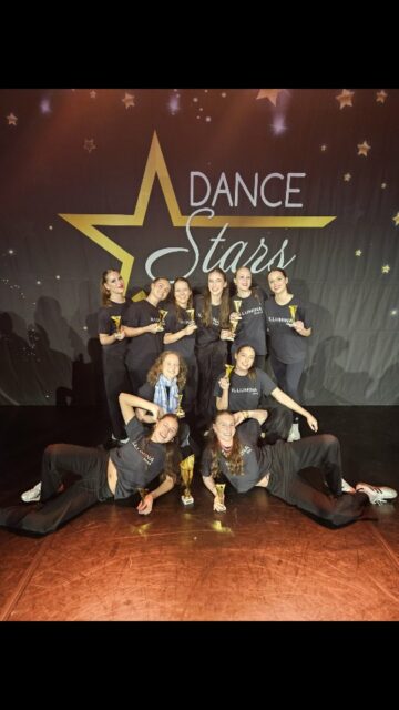 Onze eerste wedstrijddag seizoen 2025-2026 is een feit 💪❤️ @dancestarscompetitions
Alle teams in de prijzen en veel solo's en duo's ook top 3 🥳
1e Ariane solo modern-contemporary under 10
1e Nova solo jazz-show under 13
1e Alisa regular solo under 13
1e Illumina show intermediate over 18
2e Nina solo modern-contemporary under 13
2e duo Jaël en Angela under 15
2e duo Hannah en Sterre under 18
2e duo Saar en Fay novice/intermediate over 18
2e Anima show ALL levels under 15
3e Ties solo beginner/novice under 18
3e duo Nina en Amélie under 13
3e duo Yara en Alyshia show under 15
3e Fabulina modern-contemporary under 13
3e Anima modern-contemporary ALL levels under 15
3e Avinna modern-contemporary ALL levels under 18
3e Illumina modern-contemporary intermediate over 18
Trots ook op alles dansers net buiten de podium prijzen.
Op naar onze volgende wedstrijden ☆
#newseason #newchoreo #competitionteam #competition #talenteddancers #dance #beyondbasic #passievoordans💜 #dancefamily