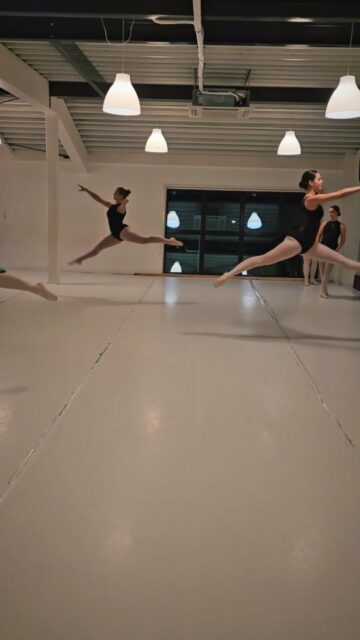 Working on big jumps
Klassiek ballet 20+ int/adv
#jump #classicalballet #ballet #balletjump #ballerina #beyondbasic #passievoordans💜 #dancefamily #dancerslife