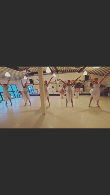 Getting ready for 'Feel the BEAT'
Klassiek ballet 18+ int/adv
Choreografie Adieux by @dansjufilse
#feelthebeat #dansvoorstelling #gettingready #dansfamilie #beyondbasic #passievoordans💜 #classicalballet #dancerslife #klassiekballet