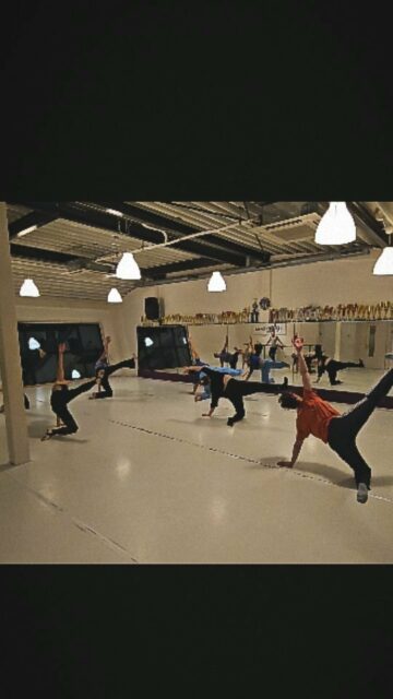 ☆ Lyrical Jazz ☆
Love you in the dark ❤️
#adultdanceclasses #lyricaljazz #jazz #jazzdance #adultdancer #passievoordans💜 #beyondbasic #dancefamily #dancing