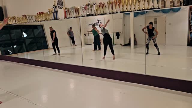 Lyrical Jazz working on a beautiful, emotional piece of choreography.
#lyricaljazz #adultdanceclasses #adultdancer #dancerslife #emotional #choreography #jazzdance #passievoordans💜 #beyondbasic #neverstopdancing #neverstopexploring