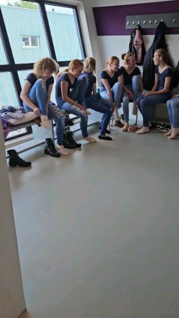 ☆ New Ballet ☆
Klassiek ballet ALL 12-15 jaar ❤️ 🧡 💛 💚 💙 💜
#dansvoorstelling #dansfamilie #gettingready #almostthere #dancerslife #dancefamily #dancer #beyondbasic