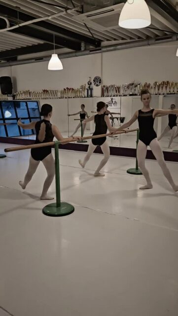 Working those feet 💪
#classicalballet #ballerina #passievoordans💜 #beyondbasic #dancerslife #dance #balletdancer #dancefamily